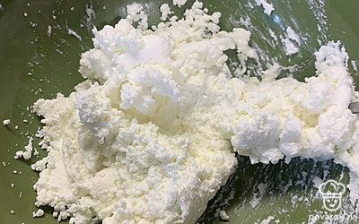 Творог желательно перемолоть блендером, должна получится творожная масса, так получается нежнее на вкус.