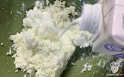 Добавляем в творог сливки, перемешиваем обязательно до однородного состояния, что бы творог был не жидкий, но и не густой!