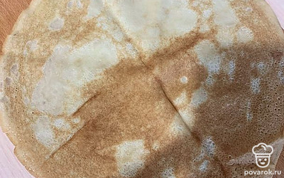 Начинаем наши блины, раскладываем блин. 