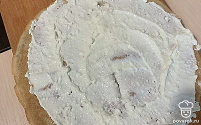 Сверху выкладываем нашу начинку из творога, распределяем равномерно тонким слоем. 