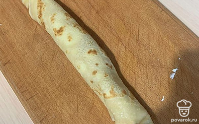 Блинчик заворачиваем в трубочку и режем так как будет удобно вам.