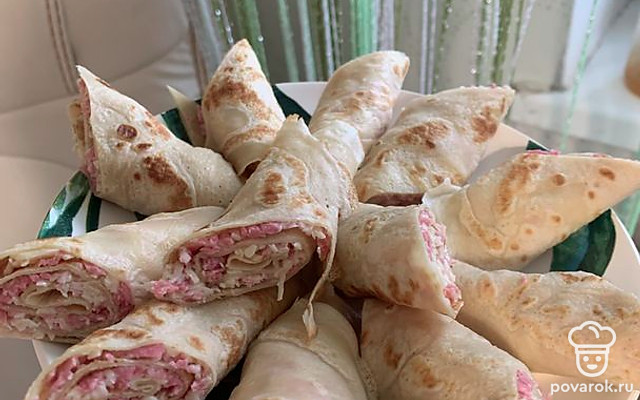 Блинчики-рулетики с сыром и колбасой — Рецепт с фото