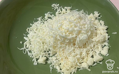 Натираем сыр на мелкой тёрке, сюда же натираем колбасу, но желательно уже на крупной тёрке, по желанию можно добавить чеснок. Добавляем майонез либо сметану и хорошо все перемешиваем до однородности. 