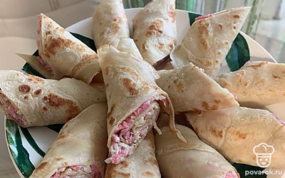 Подавать на общей тарелке, можно сверху украсить листьями петрушки. 