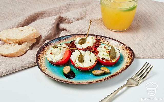 Фаршированные сыром помидоры — Рецепт с фото