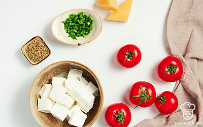 Помойте овощи и зелень, обсушите их бумажным полотенцем. Достаньте сыр из упаковки.