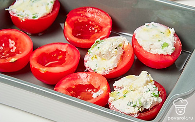 Сформируйте блюдо. Смешайте в миске сыр фета, сушеный базилик, лук и подсолнечное масло. Выложите начинку в помидоры.