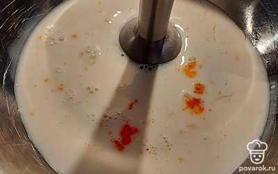 Я пользуюсь блендером, чтобы наверняка разбить все комочки муки. 