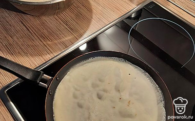 Разливаем тесто (у меня уходит по 1/2 обычного половника на один блин) и жарим с двух сторон. 