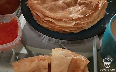 Подавайте на стол с любимыми топингами: сметана, варенье, сгущёнка, сыр.