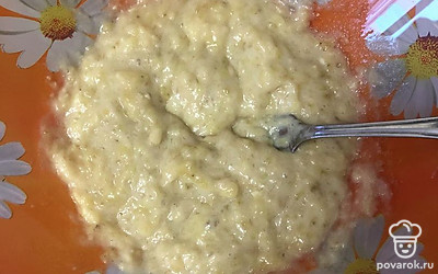 Бананы разминаем вилкой.