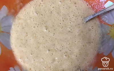 Добавляем яица, ванилин, перемешиваем.