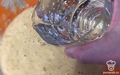 Добавляем стакан тёплой кипяченой воды, перемешиваем.