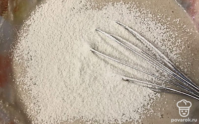 Добавляем стакан просеянной муки, перемешиваем.