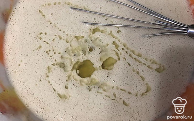 Последний этап: 1,5 стакана кипятка вводим постепенно, перемешиваем и масло.