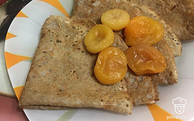 Можно подавать со сметаной, сухофруктами.