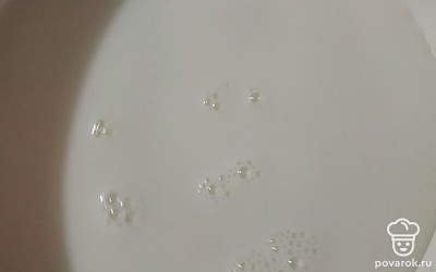 Взять глубокую миску и налить 2 стакана молока.