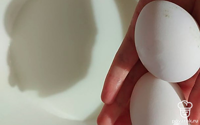 Добавить в молоко 2 яйца.
