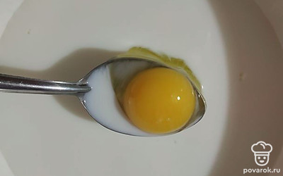 Сбить яйцо ложкой.