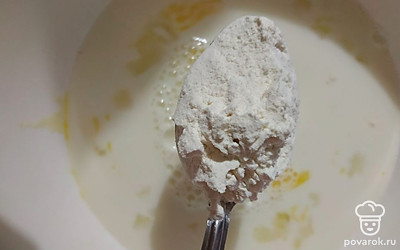 В данную смесь потихонечку добавить муку.