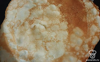 Разогреваем сковородку, смазываем маслом и принимаемся жарить наши идеальные блины.