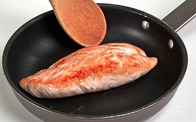 Приготовьте индейку. Посыпьте кусочки индейки солью и перцем. Положите их на нагретую поверхность электрогриля или на сковороду. Сбрызните оливковым маслом и обжарьте со всех сторон до готовности.