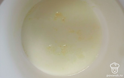 Добавляем молоко,перемешиваем вилкой. 