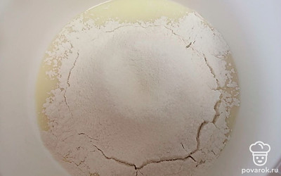 Добавляем муку и разрыхлитель теста. Хорошо перемешиваем, чтобы не было комочков. 