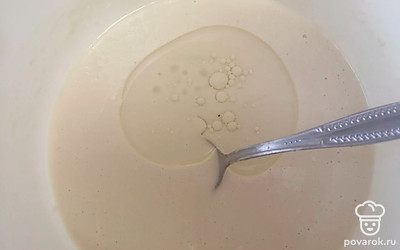 Добавляем растительное масло. Оставляем тесто на 10 минут. 