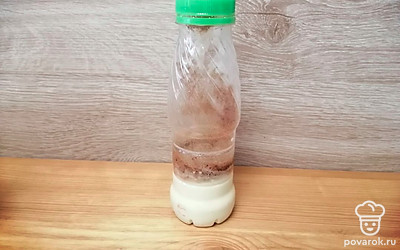 В небольшую бутылку отливаеи немного теста и добавляем какао. Хорошо перемешиваем. 