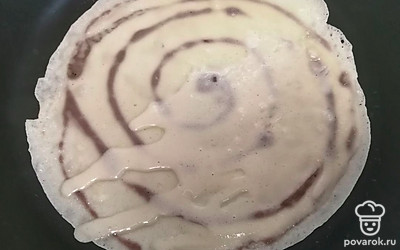 На шоколадное тесто наливаем обычное. Обжариваем блины по 2-3 минуты с каждой стороны. 