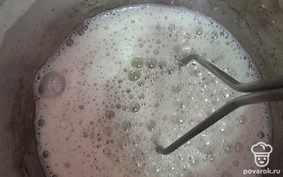 Яйца смешать с сахаром и солью и взбить. 