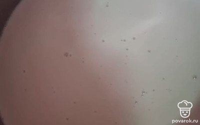 Влить 150 миллилитров молока, перемешать до однородности. 