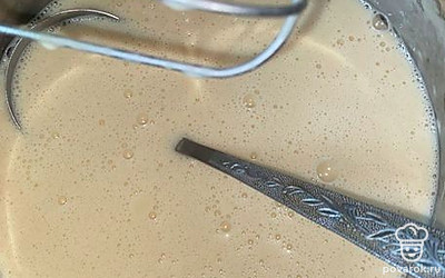 Просеиваем муку, постепенно добавляем в тесто, перемешиваем без комочков. 