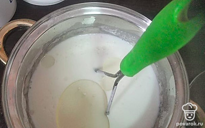 Влить оставшиеся молоко и масло, перемешать. 