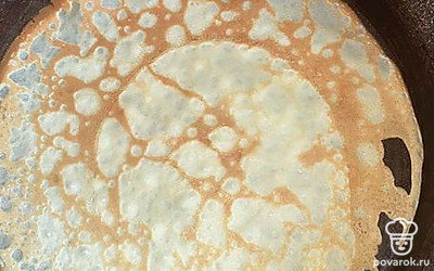 Жарить на раскалённой сковородке по 1-2 минуты с каждой стороны. 