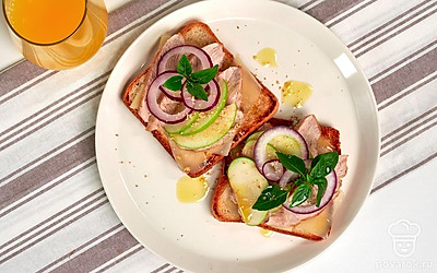 Тосты с индейкой будут выигрышно смотреться, если украсить их листочками свежей зелени.