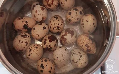 Поставьте варить перепелиные яйца на 6 минут.