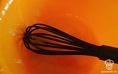 Разбейте яйца и взбейте венчиком.