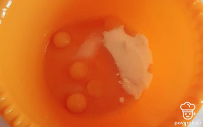 Добавьте сахар и взбивать до образования белой пенки.