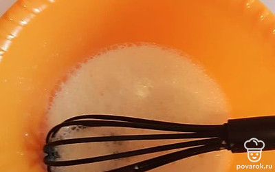 Добавьте молоко и перемешайте.