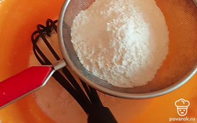 Просейте через сито муку перемешивайте до тех пор, пока не пропадут комочки.