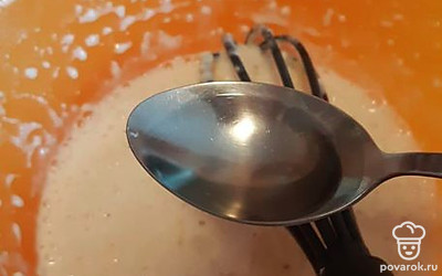 Добавьте растительное масло и перемешайте.