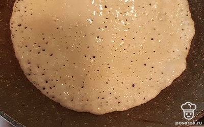 На назогретую сковородку налейте тесто тонким слоем, обжарьте до золотистой корочки.