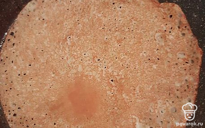 Переверните блин и обжарьте с другой стороны.