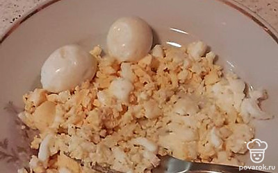 Почистите яйца от скорлупы и намните вилкой.