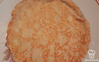 Выложите блин, скажите края сливочным маслом.