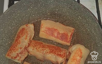 Обжарьте с двух сторон сложенный конвертик.