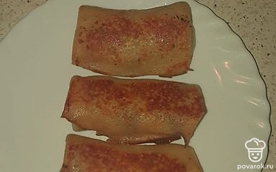 Вкуснейшие блинчики с перепелиным яйцом готовы. Подайте со сметаной. 