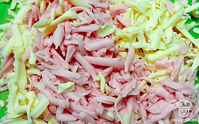 Ветчину и сыр натереть на крупной тёрке.